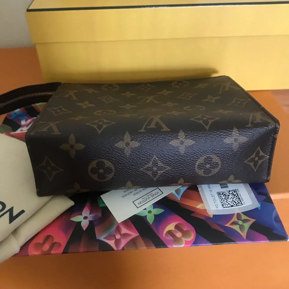 Louis Vuitton Monogram Toiletry 19 - Picture 9 of 12